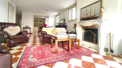 Casa singola divisa in due appartamenti in centro a Castelfranco – Rif. C287