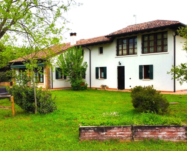 Villa singola immersa nella campagna con grande parco - Rif. C289