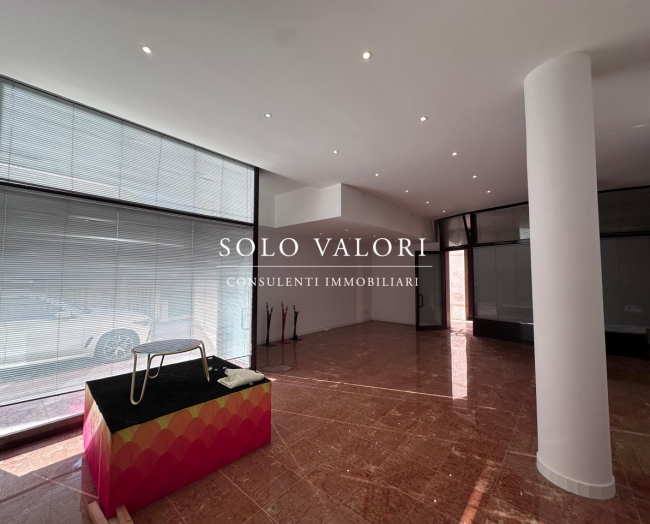 Negozio su due piani in centro a Castelfranco Veneto