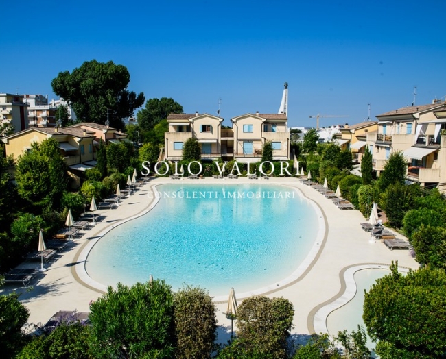 Trilocale con piscina e terrazze a pochi passi dal mare – Piazza Nember, Jesolo