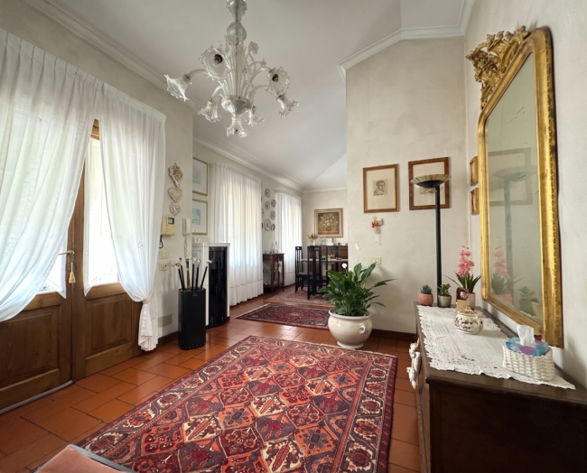 ELEGANTE BIFAMILIARE CON AMPIO GIARDINO E MAGAZZINO A RESANA (FRAZIONE)