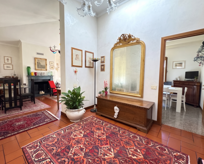 ELEGANTE BIFAMILIARE CON AMPIO GIARDINO E MAGAZZINO A RESANA (FRAZIONE)