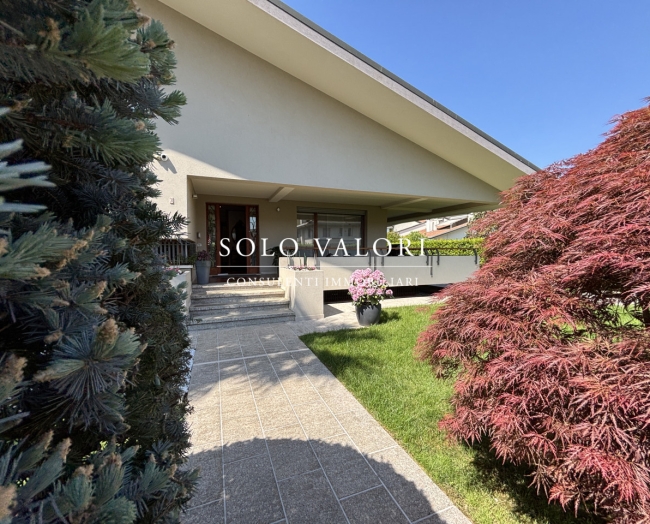 Villa singola dalle linee moderne, con giardino e terrazza coperta - Rif. C367