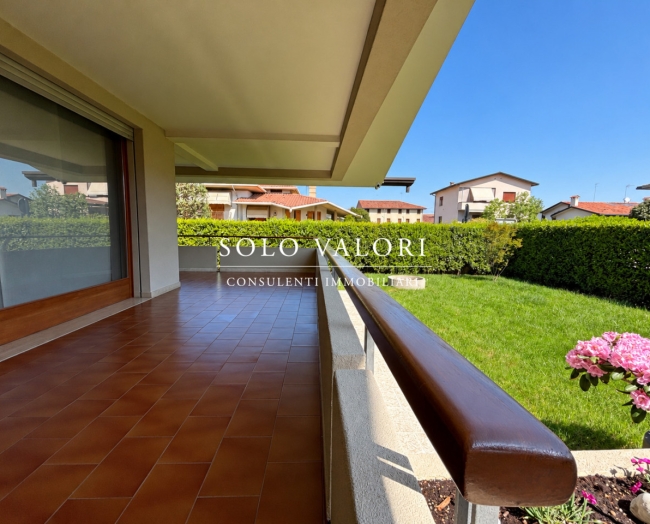 Villa singola dalle linee moderne, con giardino e terrazza coperta - Rif. C367