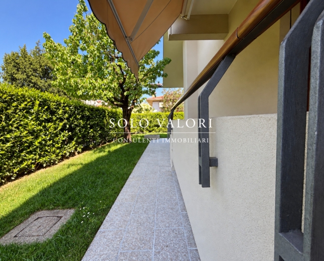 Villa singola dalle linee moderne, con giardino e terrazza coperta - Rif. C367