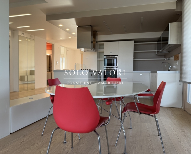Esclusivo Attico di Design con Terrazzo Panoramico e Finiture di Pregio - Rif. A968