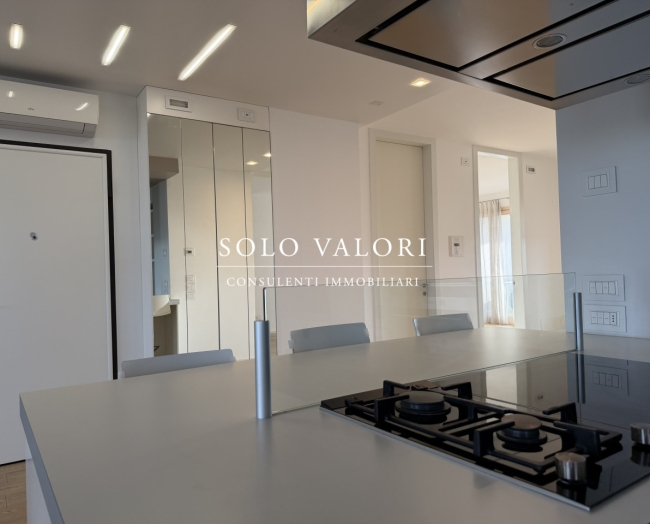 Esclusivo Attico di Design con Terrazzo Panoramico e Finiture di Pregio - Rif. A968