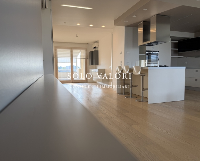 Esclusivo Attico di Design con Terrazzo Panoramico e Finiture di Pregio - Rif. A968