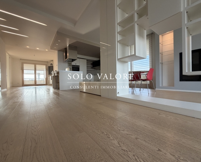 Esclusivo Attico di Design con Terrazzo Panoramico e Finiture di Pregio - Rif. A968