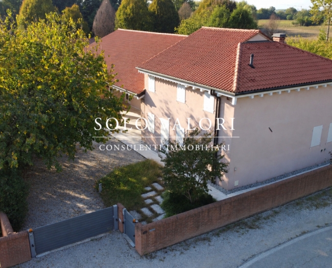Esclusiva residenza immersa nel verde - Rif. C371