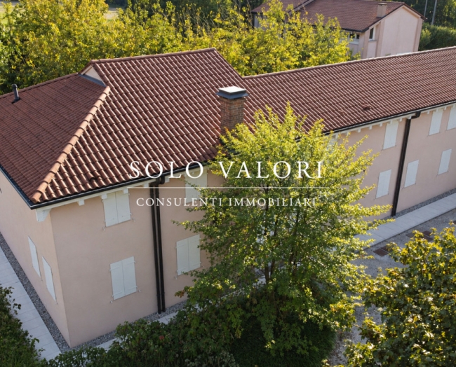 Esclusiva residenza immersa nel verde - Rif. C371